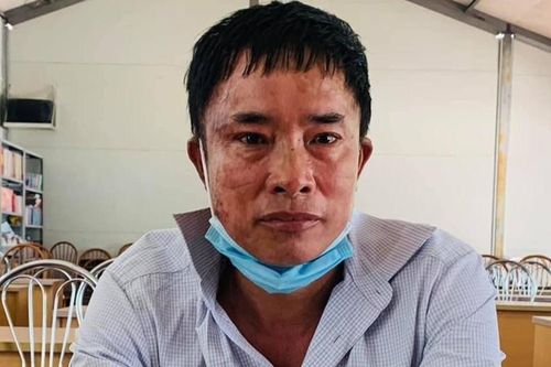 Người đàn ông ôm vợ rồi tự thiêu