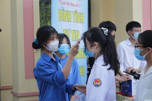 14 giờ chiều nay (5/8), hơn 11.000 thí sinh làm thủ tục dự thi tốt nghiệp THPT đợt 2