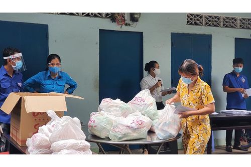 Bình Dương trao quà hỗ trợ cho công nhân lao động