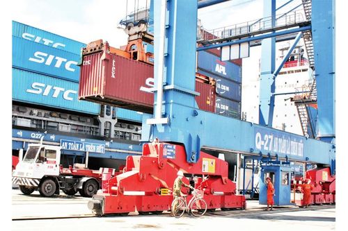 Sớm giải tỏa hàng hóa tại cảng Cát Lái