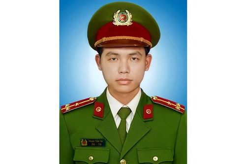 Truy tặng huy hiệu 'Tuổi trẻ dũng cảm' cho Đại úy Phan Tấn Tài