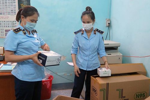 Tạm giữ nhiều bộ test nhanh Covid-19 không đủ điều kiện mua bán