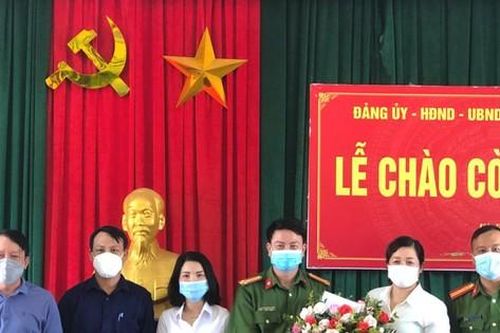 Trao thưởng nữ cán bộ quỹ tín dụng nhân dân mưu trí, dũng cảm đấu tranh với tội phạm