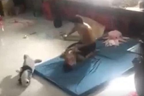 Người đàn ông đánh đập dã man bé trai 5 tuổi
