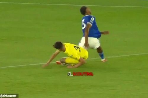 Trung vệ Leicester City gãy chân kinh hoàng sau pha trả đũa của đối thủ