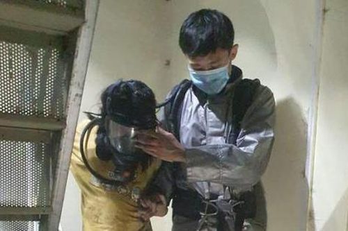 Chập điện gây cháy nhà, 4 người mắc kẹt