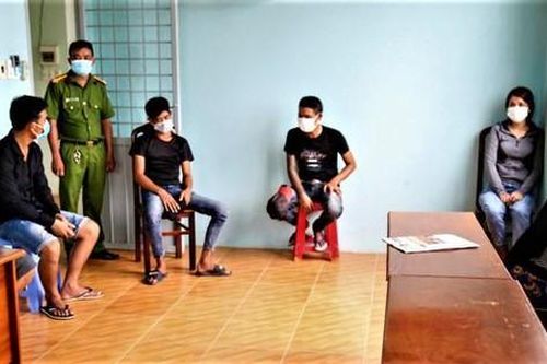 Phạt 135 triệu đồng 9 nam nữ tụ tập ăn nhậu ngoài chòi rẫy
