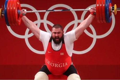 Lực sĩ khỏe nhất thế giới xô đổ mọi kỷ lục ở Olympic Tokyo