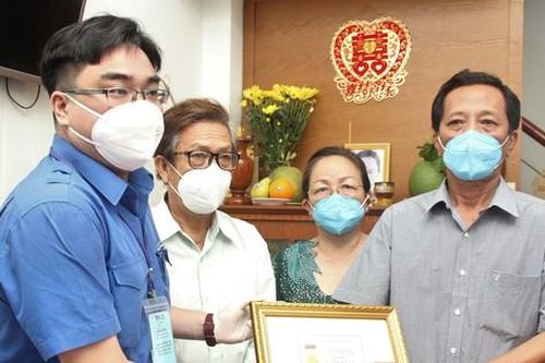 Truy tặng huy hiệu Tuổi trẻ dũng cảm cho Thượng úy công an hy sinh khi chống dịch