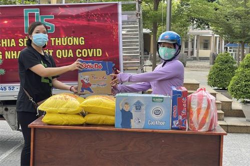 Những phần quà ấm lòng người khó khăn giữa đại dịch
