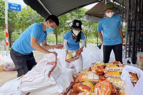 'Suối mát từ tâm' chi viện lương thực cho người lao động nghèo
