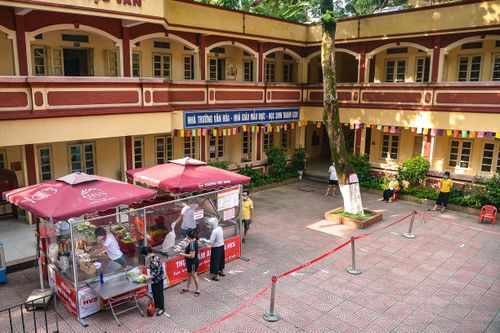 Điểm bán hàng lưu động đầu tiên phục vụ người dân ngoài đê sông Hồng
