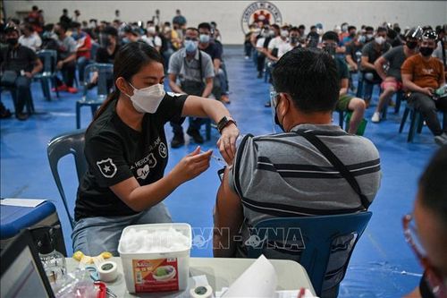 Người dân nhiều nước vội vã đi tiêm chủng do lo ngại các biện pháp phòng dịch siết chặt