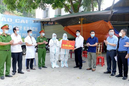 Phó Chủ tịch Thường trực HĐND tỉnh Vũ Văn Cài thăm, tặng quà các chốt kiểm soát dịch bệnh