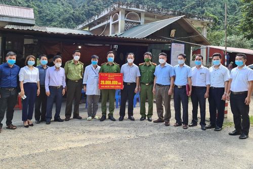 Phó Chủ tịch Thường trực UBND tỉnh Hoàng Quốc Khánh thăm, tặng quà các chốt kiểm soát dịch bệnh