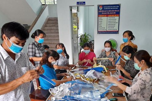 Đạ Huoai: Hơn 300 tấm chắn giọt bắn tặng lực lượng phòng chống dịch bệnh Covid-19