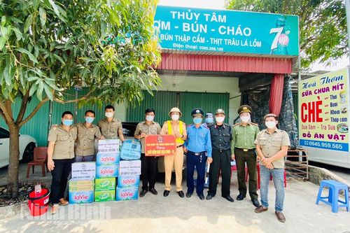 Câu lạc bộ bán tải Ninh Bình thăm, tặng quà lực lượng làm nhiệm vụ tại các chốt kiểm soát dịch COVID- 19
