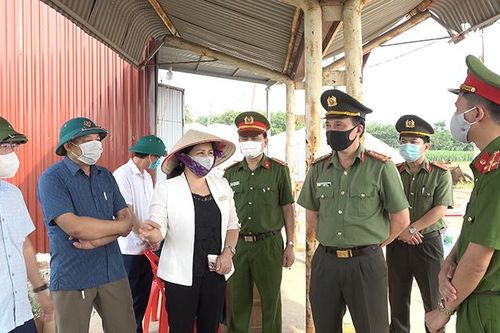 Kiểm tra các chốt kiểm dịch COVID-19 tại Phù Ninh