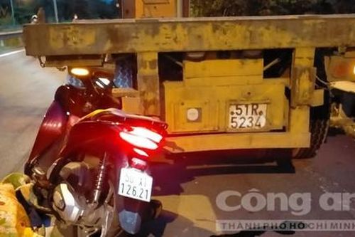 TPHCM: Tông vào đuôi xe container đậu ở đoạn đường cong, một người chết