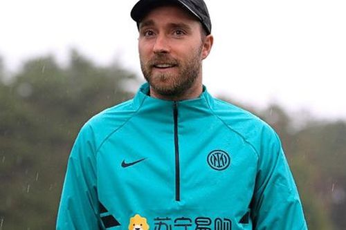 Hình ảnh gây xúc động mạnh: Christian Eriksen trên đường phố Copenhagen