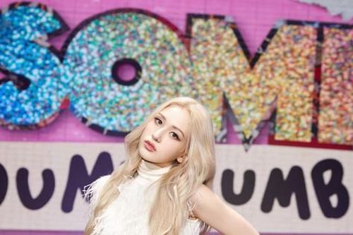 Vừa comeback với 'Dumb Dumb', center của I.O.I Jeon Somi chào fan bằng tiếng Việt cực yêu
