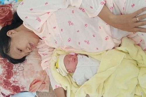 Sản phụ đang cách ly sinh hạ bé gái nặng 2,9 kg lúc rạng sáng