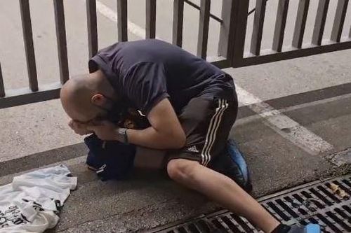 CĐV bật khóc khi hay tin Barca không gia hạn với Messi
