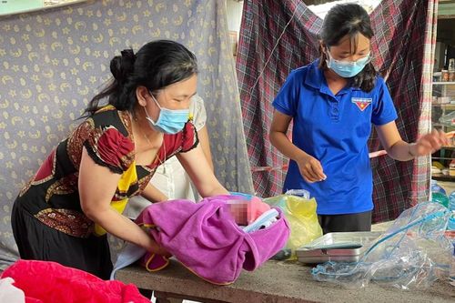 Bé trai chào đời tại chốt kiểm soát dịch ở Bình Dương