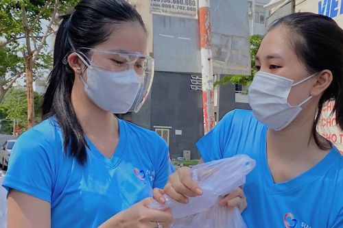 Tiểu Vy, Hồ Bích Trâm trao hàng chục tấn gạo cho người dân TP.HCM