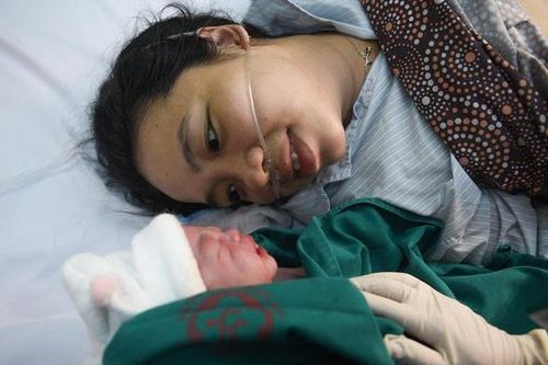 Tổ kiểm soát dịch đỡ đẻ cho sản phụ ở Bình Dương