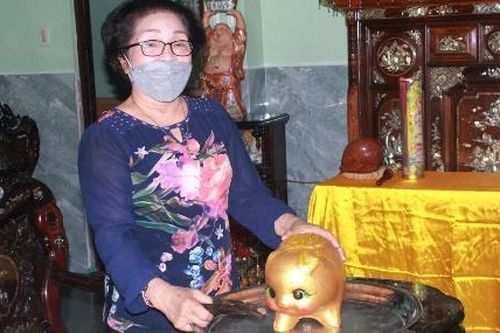 Cụ bà đập heo đất, dùng tiền mua gạo ủng hộ khu cách ly