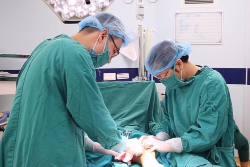 Bé 9 tuổi suýt mất mạng sau cơn đau mắt cá chân