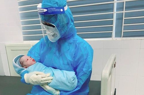 Bé gái chào đời khỏe mạnh từ người mẹ F0