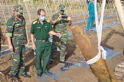 Tháo gỡ quả bom nặng 300 kg ở Đồng Nai