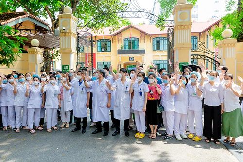 Cảm động hình ảnh hàng trăm bác sĩ lên đường chống dịch