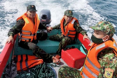 Đưa ngư dân mất tích trên biển vào bờ an toàn