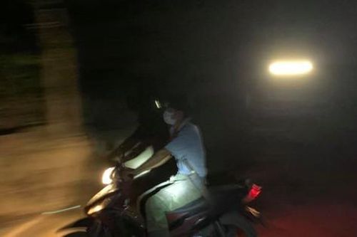 Lâm tặc táo tợn dùng dao uy hiếp cán bộ cướp gỗ tang vật