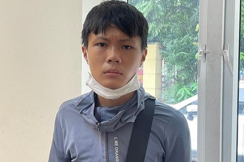 Shipper cố tình đâm xe vào cán bộ công an để thông chốt kiểm soát