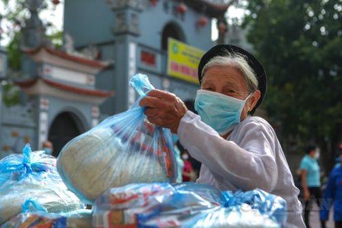 Hà Nội: Phát gạo, mì tôm miễn phí cho những người gặp khó khăn trên địa bàn phường Phú Đô