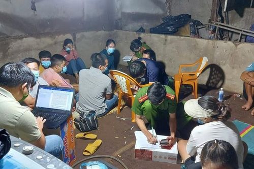 Đắk Lắk: Bắt 12 đối tượng đánh bài ăn tiền giữa mùa dịch