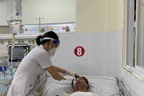 Cứu thành công người đàn ông đột quỵ khi quét sân