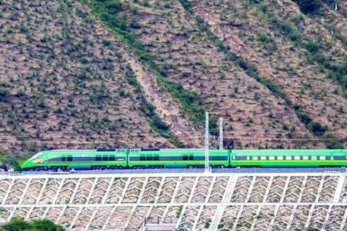 Trung Quốc dùng tàu cao tốc đưa binh lính đến gần biên giới tranh chấp với Ấn Độ