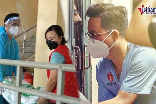 Bác sĩ nha khám chữa miễn phí, mang hàng tấn gạo trứng đi cứu trợ mùa dịch