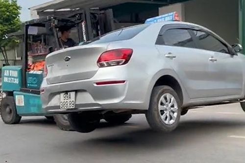 Taxi đỗ chặn đường xe tải vào nhà xưởng và cái kết bất ngờ