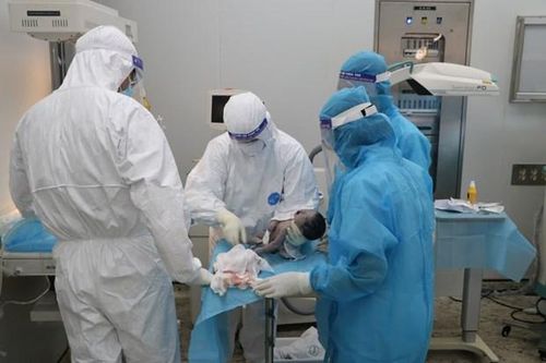 Hà Nội: Bé gái nặng 2,8kg chào đời từ người mẹ mắc COVID-19