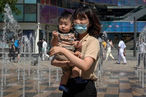 'Sinh con hoặc đi tù': Dân mạng Trung Quốc chế khẩu hiệu chính sách 3 con