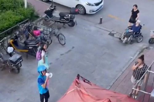 Anh chàng nhờ shipper bắc loa chuyển lời tới 'người thương', phản ứng của hàng xóm gây bất ngờ