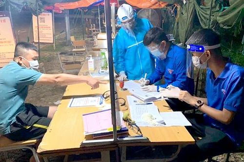 'Phòng tuyến áo xanh' trực chốt chống dịch