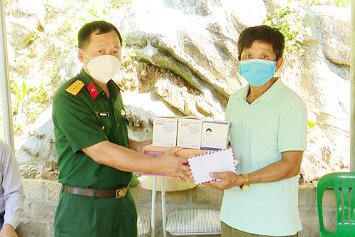 Thăm và tặng quà chốt kiểm dịch tại xã Mường Bang