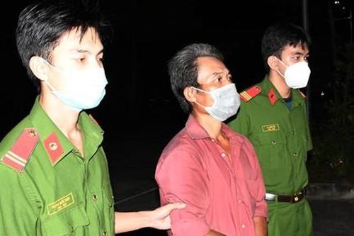 Bị mời ra khỏi bệnh viện vì gây rối, 2 anh em lao vào đánh cán bộ Công an